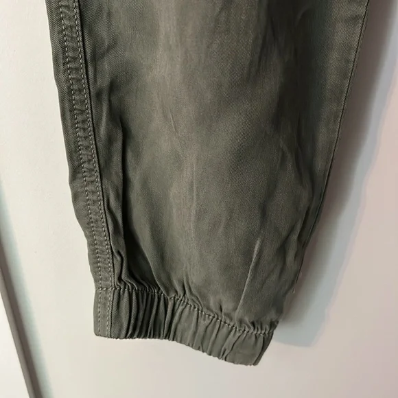 American Eagle Cargo Jogger Pants!
Size XS Short! NWT! - Picture 4 of 6